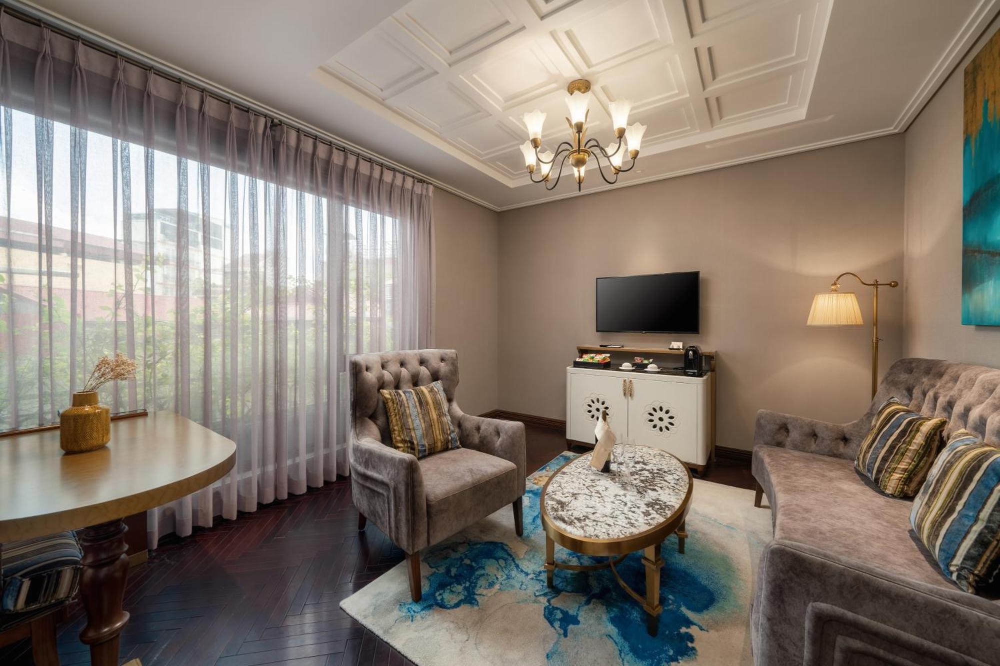 Peridot Grand Luxury Boutique Hotel Hanoi Exterior photo A living room in a suite at the hotel